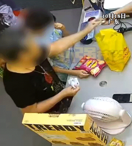 广东，一小男孩和一位大妈同时到超市柜台结账，结果在买单期间，小男孩则把钱放在柜台
