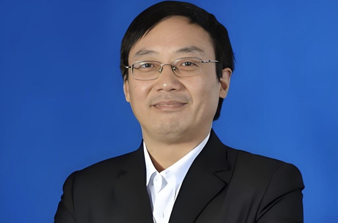 他说得对不对？部分对。我们的英语教育确实有病——应试导向，十几年学下来还是“哑巴英语”，对多数人来说