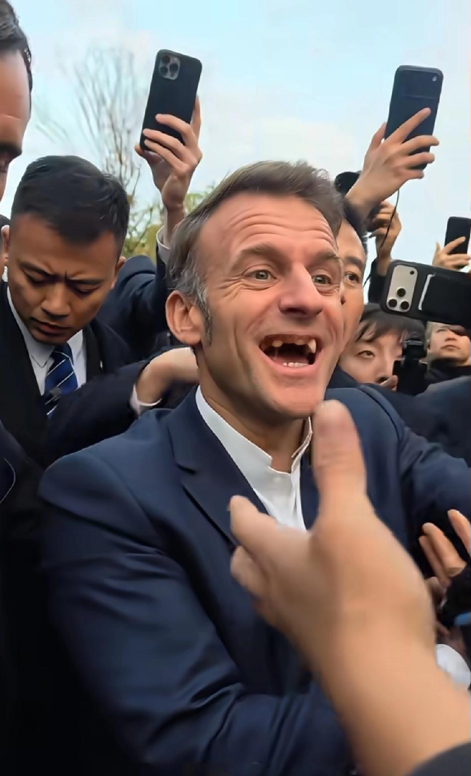 大家猜猜马克龙回到法国，落地第一件事会干嘛？去吃美食？去喝咖啡？肯定都不是。