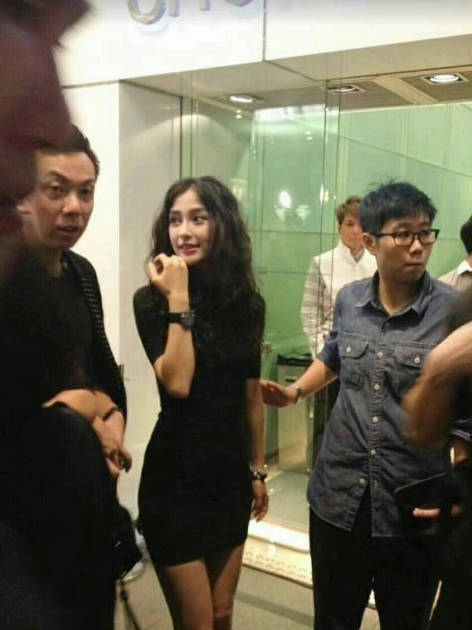 不管是路人合照还是生图永远都是笑脸盈盈活力满满的Angelababy