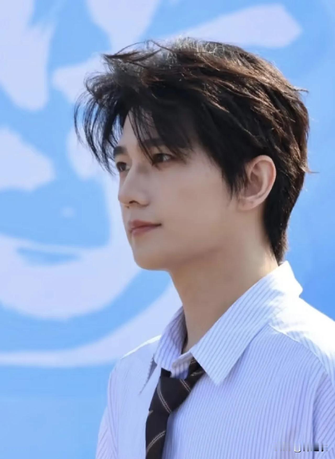 我记得以前在评论区看到一句话，大概意思是，喜欢杨洋是想看在娱乐圈，一个没有背景的