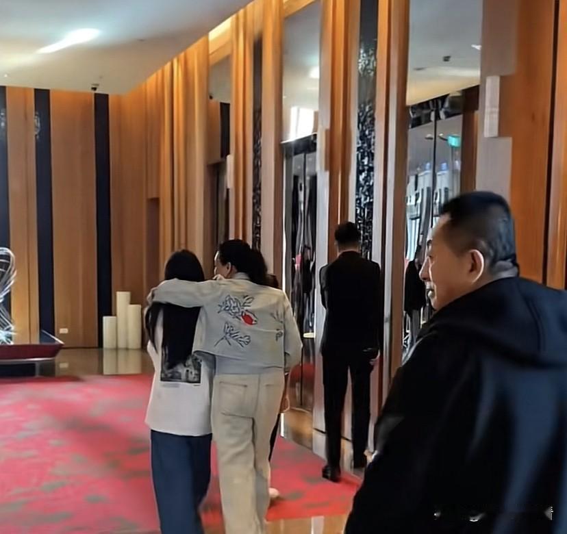 兰姐和汪大爷去台北了，为了迎接他们的孙子或孙女的出生，看来他们都非常期待呢，三代