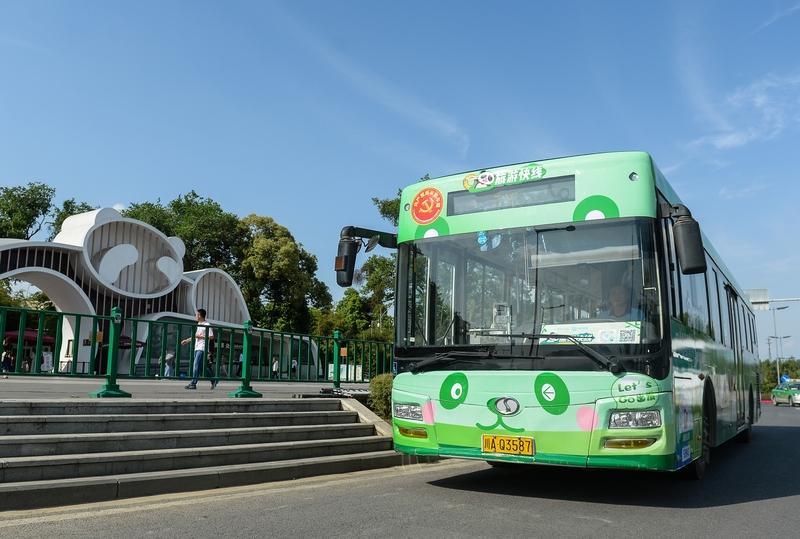 老乡在广州开了30多年的专线公交车，还有一二年就到了60岁退休的年纪，现在他，明