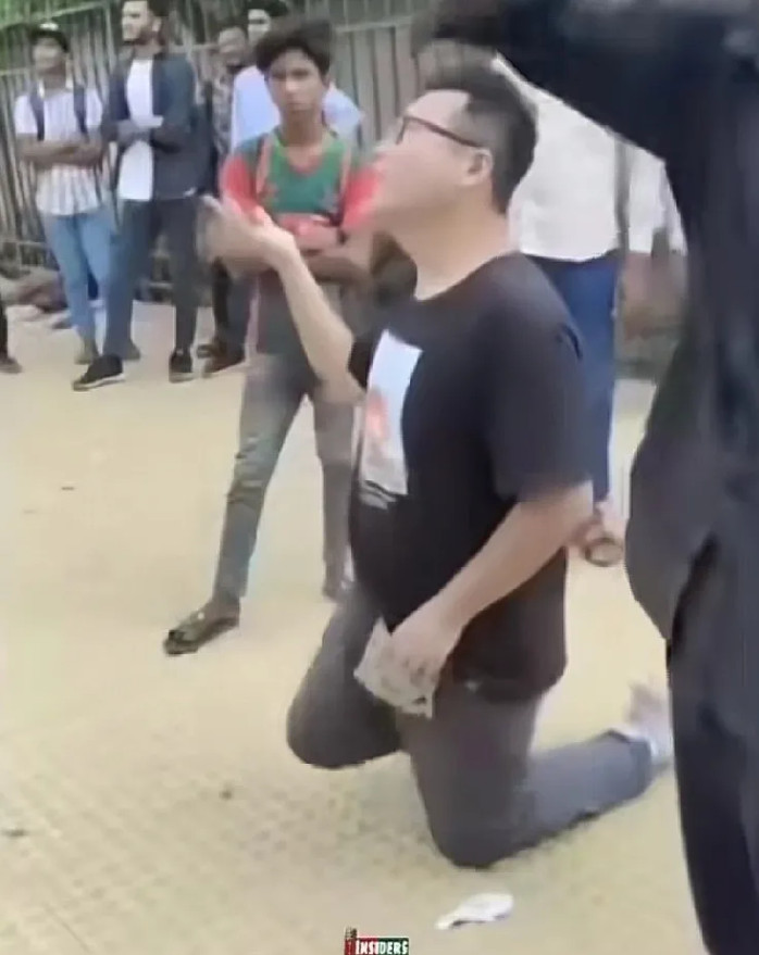 有位中国旅游博主在孟加拉丢失手机后，竟当场双膝跪地，向当地人乞求归还。最终手机虽