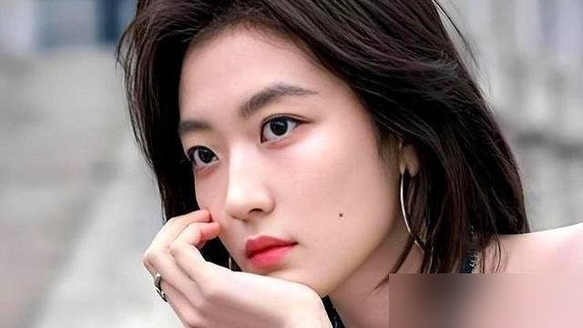 孙千说拍那场雨夜车厢吻戏，镜头拍不到的地方，井柏然一直死死攥着她的手。导演喊停了，两个人谁都没撒手。