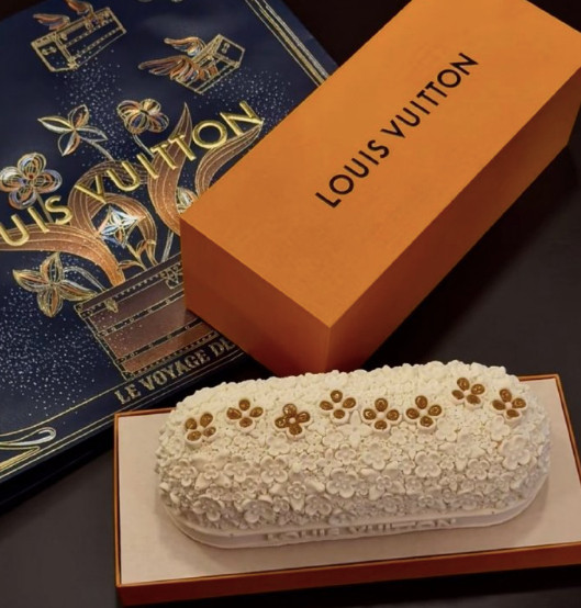 这蛋糕得好吃到什么程度，1288一个！从来不坑穷人的又来了，LV的圣诞树蛋糕，份