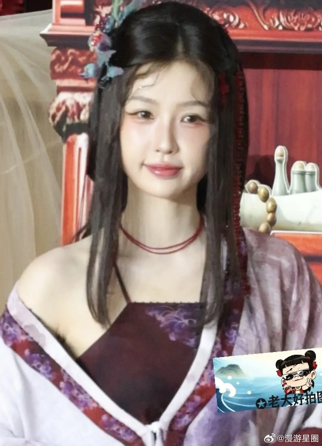 虞书欣这妆造是何意味？穿个肚兜就来了？