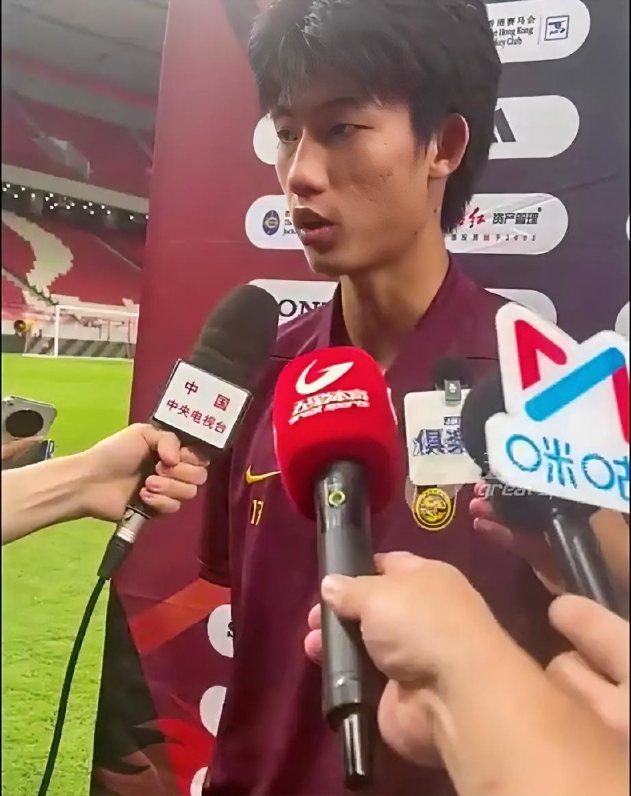 在U17国足3-2绝杀阿森纳U17的比赛中，中国小将赵松源表现出色，梅开二度帮助