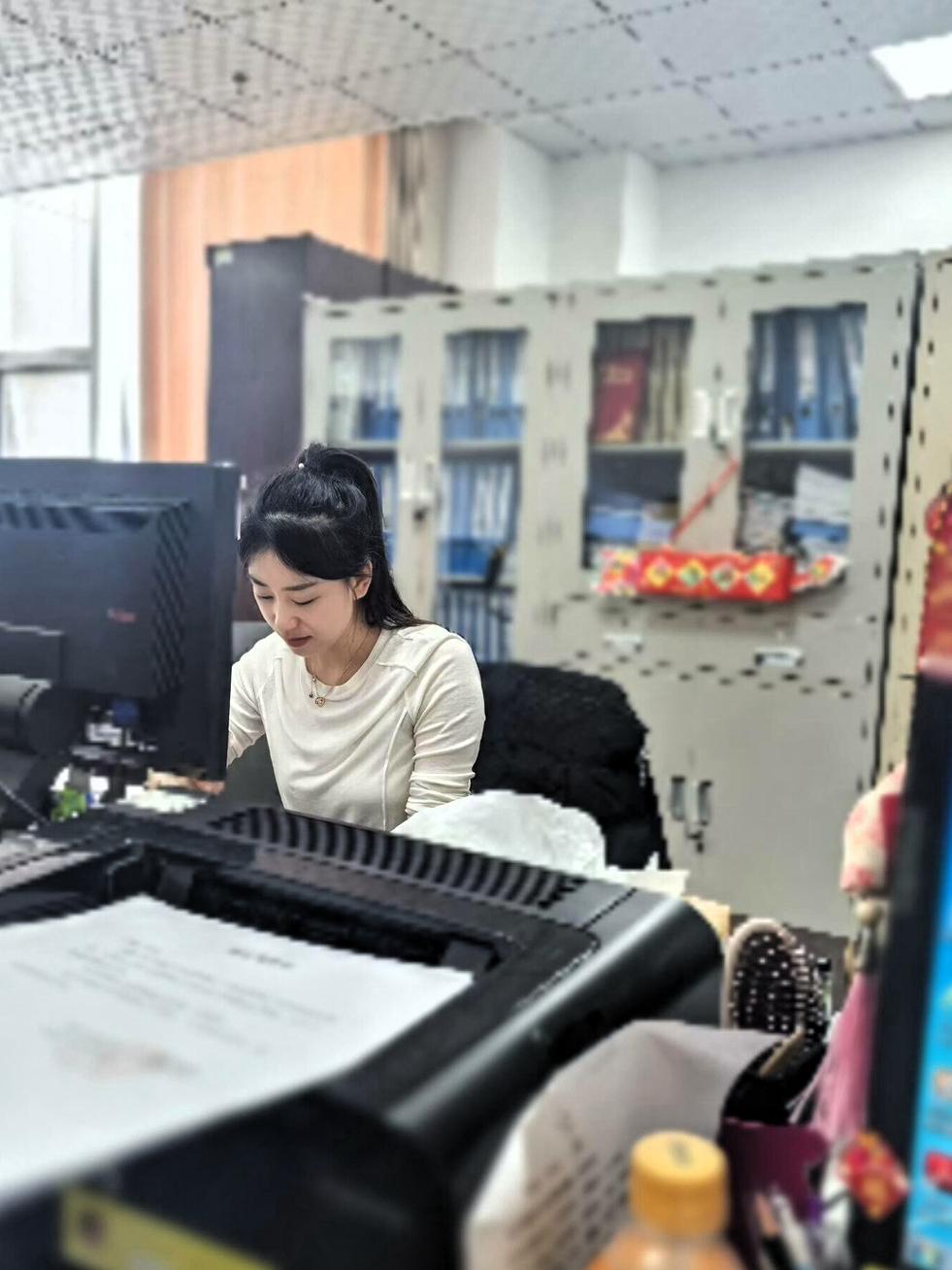 熬了这么多年，总算把闺女塞进体制内了！接到录取通知那天，我瘫在沙发上连哭的力气都