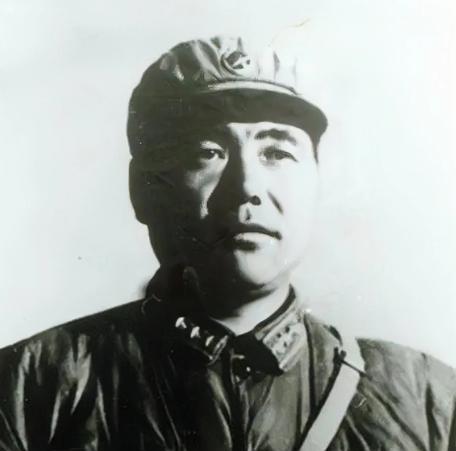 1967年，深夜，战斗英雄郭兴福，含泪掐死两子一女，随后与妻子一起割腕，结果没有