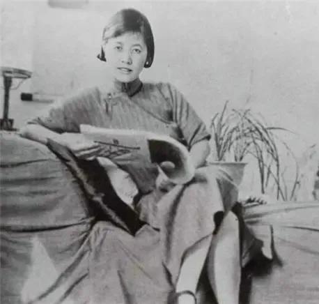 1935年，凌叔华与大才子陈西滢结婚，并拥有了28间房产。然而，这段婚姻很快便出