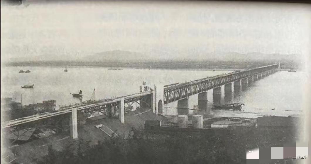 1950年，钱塘江大桥边一艘起义炮艇，深夜驶向江心，艇长却突然发现：舱底多了五双