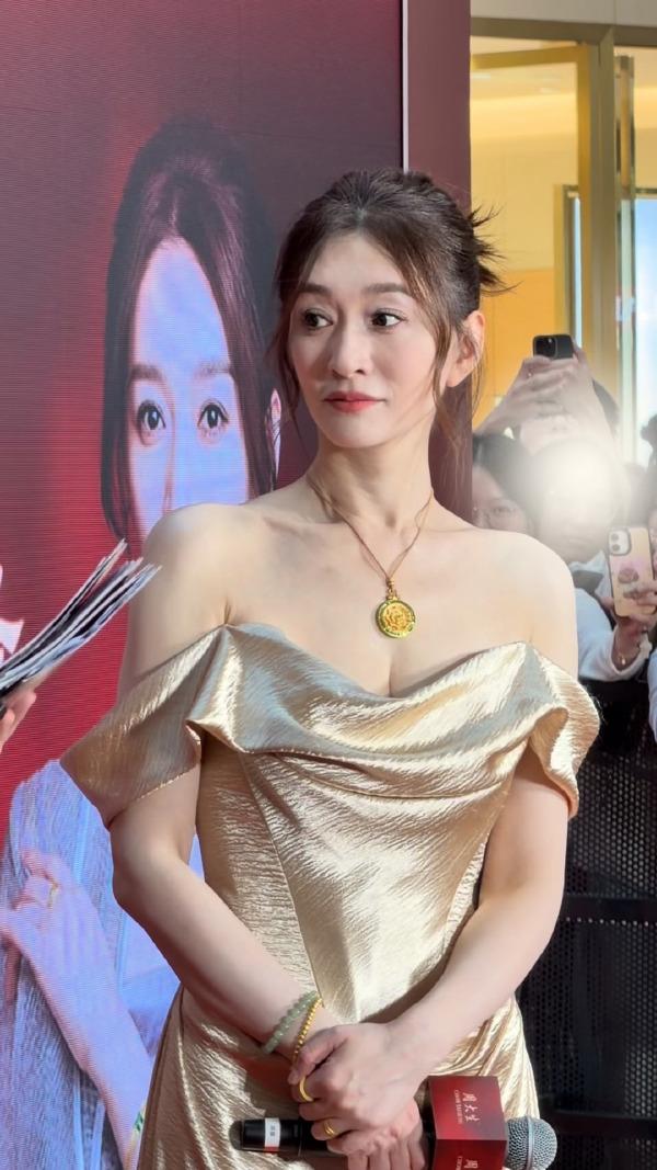 今天李小冉在出席时尚活动的时候搭配的很靓丽，看上去像个迷人的年轻女神。她这次
