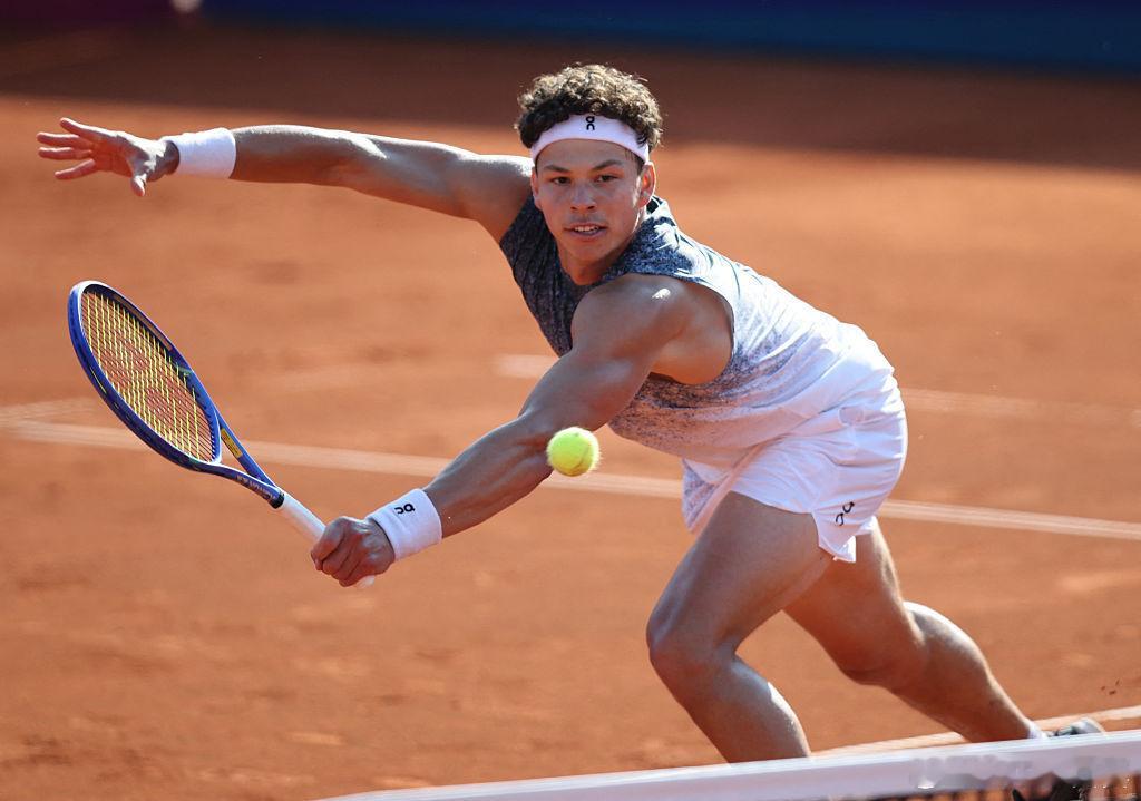 谢尔顿强势拿下首盘！ATP500慕尼黑公开赛决赛，谢尔顿把握住第九个盘点，以6