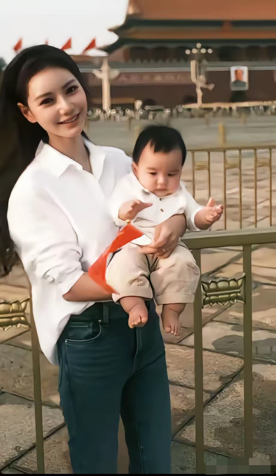 汪小菲儿子的第一个国庆，妈妈带他打卡天安门，细节可以看出，马筱梅三观很正。她身着白衬衫牛仔裤，给孩子