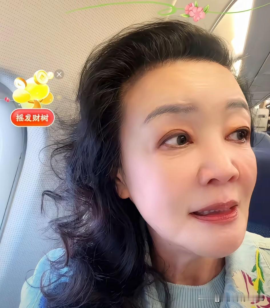 张兰发视频回湾湾。这次和汪大爷一起去湾湾看望孙子孙女。儿媳妇马筱梅预