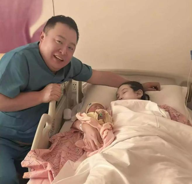 44岁得子，阎鹤祥第一个电话打给郭麒麟。不是报喜，是“交作业”——孩子相声启蒙