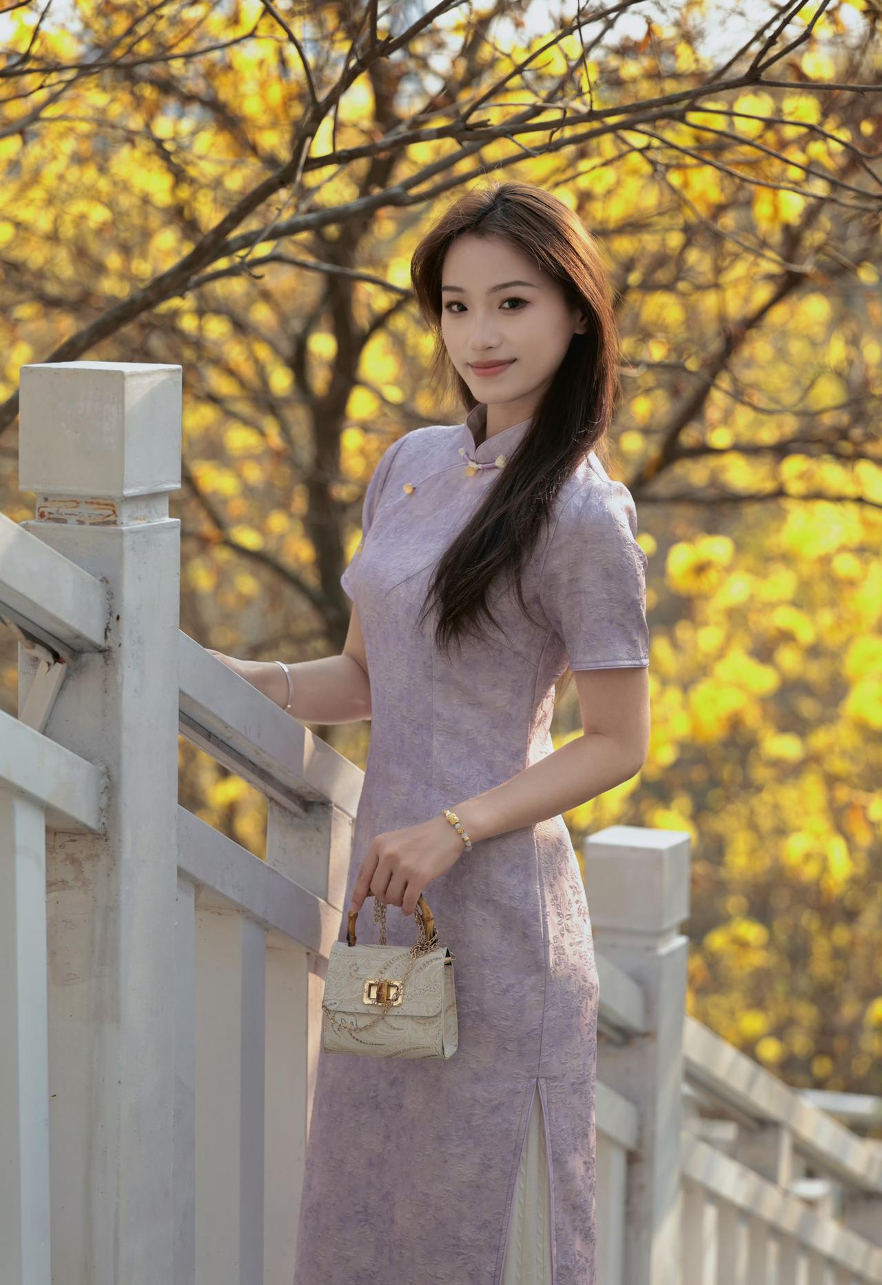 浅紫旗袍裹着温柔心事，落日把秋林晕成一片暖金。晚风漫过栏杆，时光也在此刻慢了下
