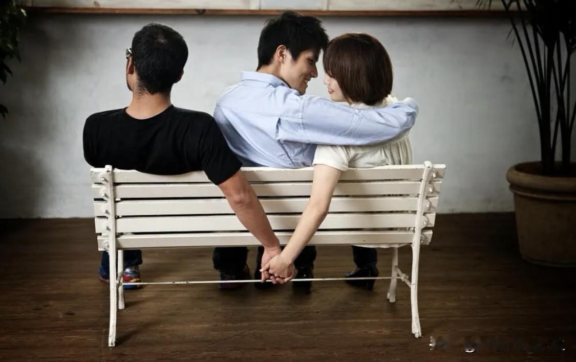 情感专家说：“并不是上了床才叫出轨，而是和异性暧昧聊天，还刻意删除记录，精神早