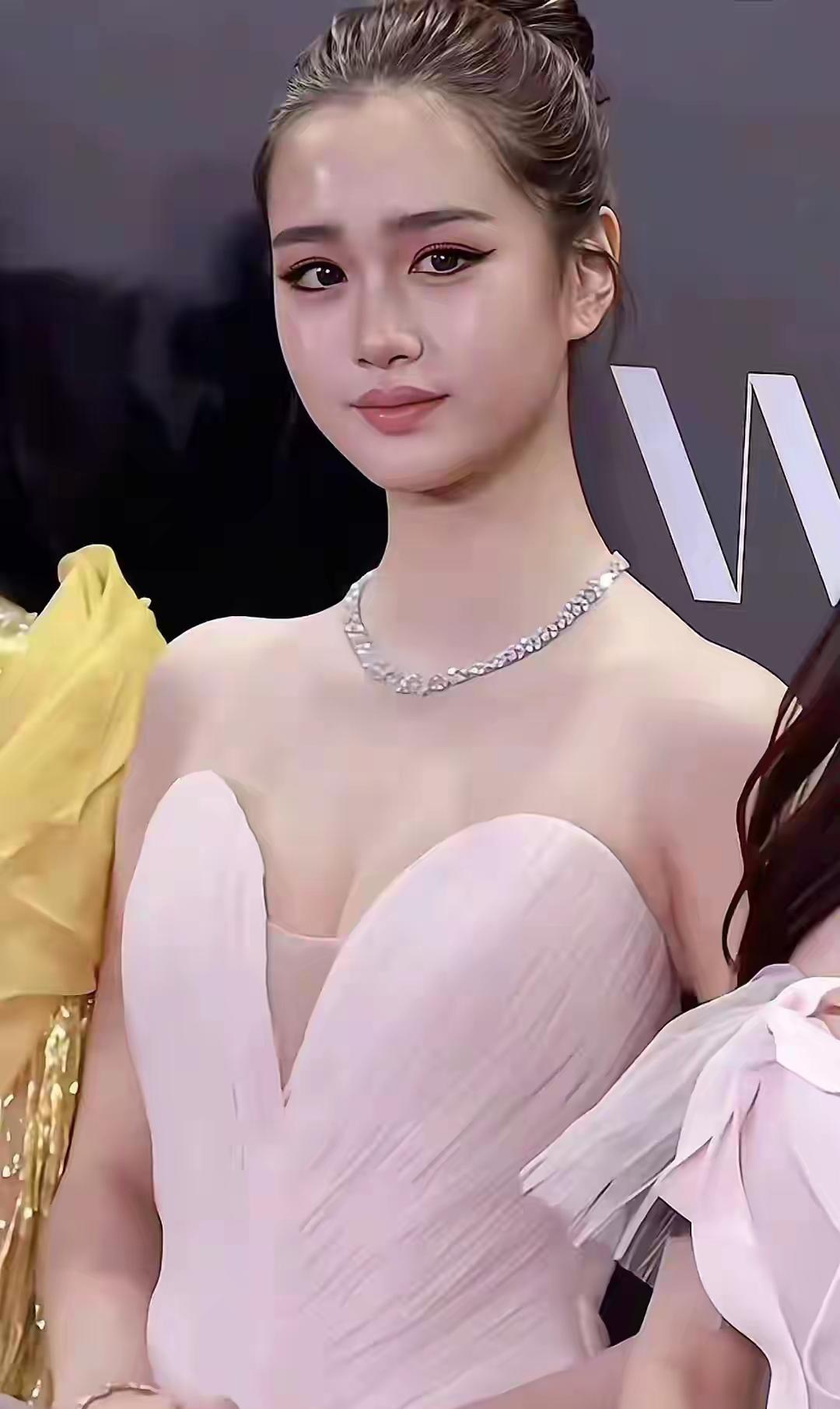 钟丽缇的小女儿考拉也太会长了，直接把妈妈的美貌基因刻进骨子里，颜值在三个女儿里格