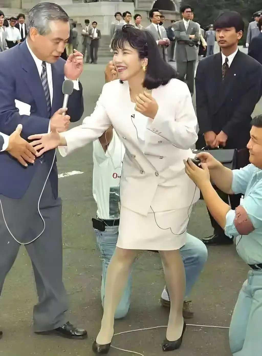 高市早苗35岁那年的照片里，嘴角扬起的弧度带着刻意的讨好，这种刻在骨子里的谄媚不