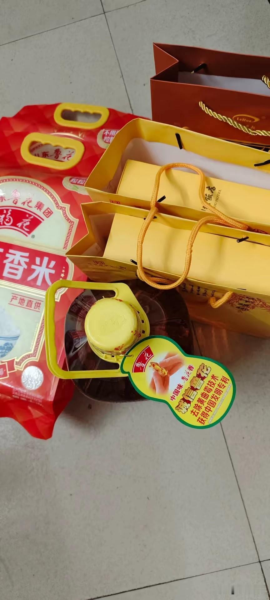你又不吃，搁那浪费，还不如拎回我娘家，今天老公公司发中秋福利了，两盒月饼，一袋大