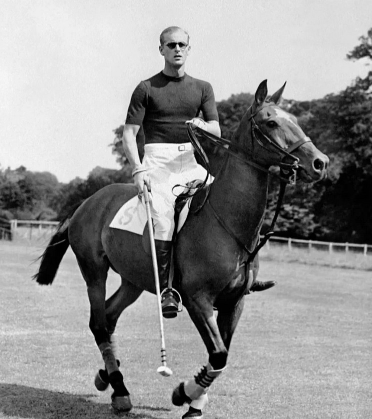 不愧是迷倒大英女王的男人菲利普亲王，摄于1965年。