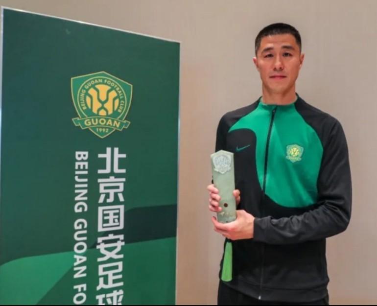 主裁判甘树然一点不给咪咕解说嘉宾面子啊。咪咕两位解说员这边夸奖北京国安门将侯