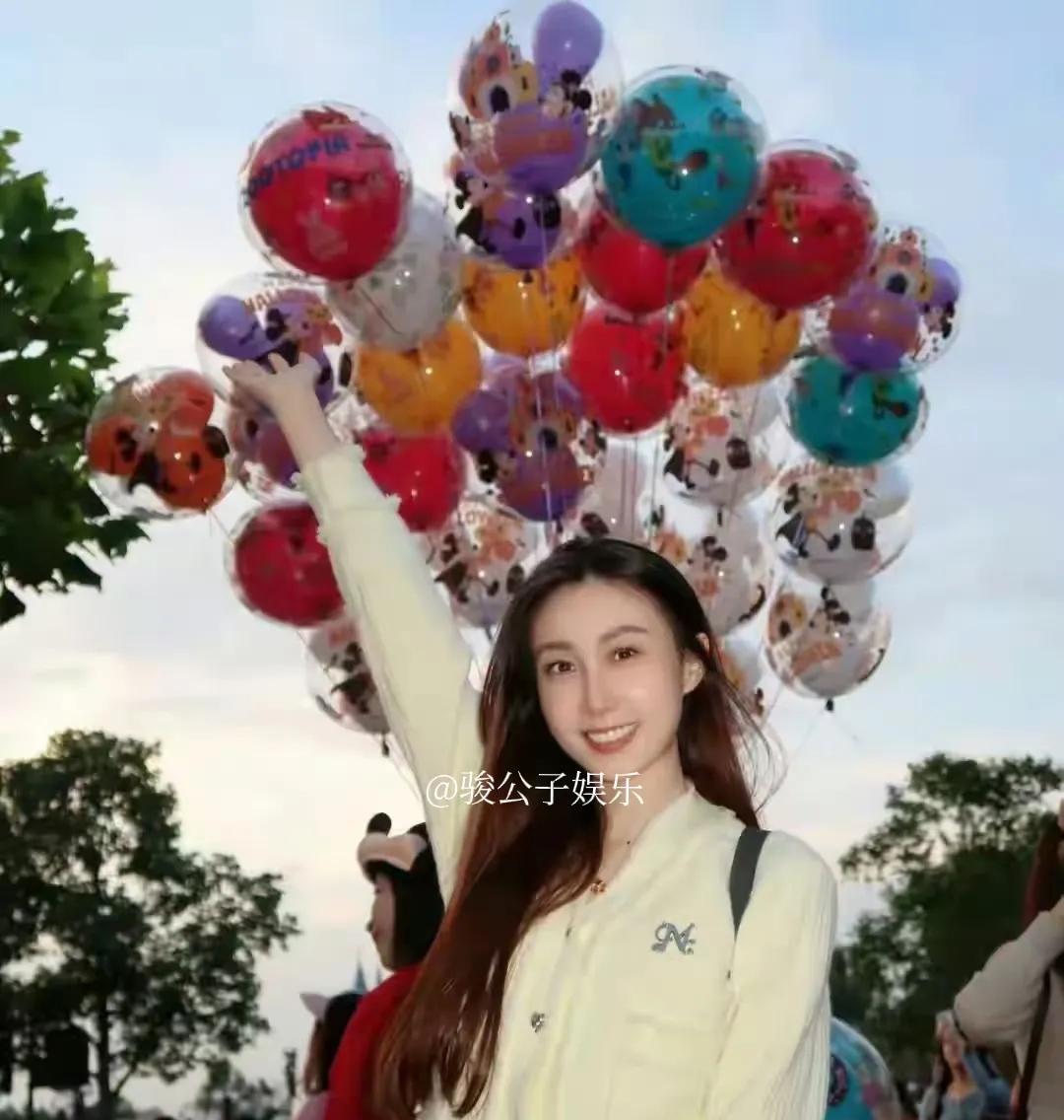 央视主持人水均益当上姥爷了！他的女儿水亦诗生下一名女宝宝，水均益的前妻也罕见出镜