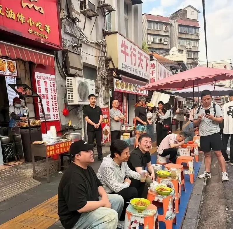 千亿富豪平时都坐什么高定沙发咱不知道，但武汉街头一把普通的红色塑料破凳子，这两天