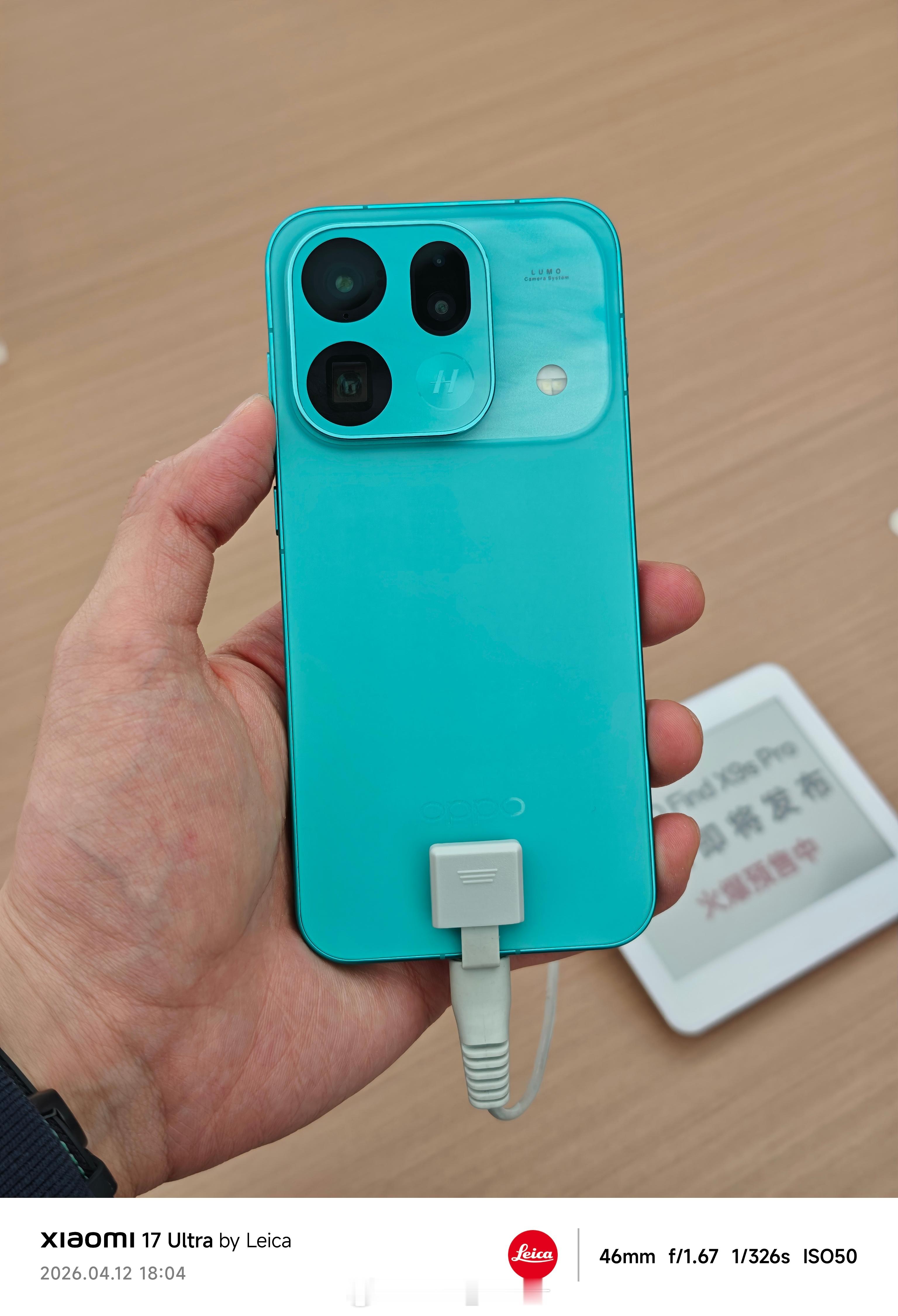 昨天去看了下OPPO的FindX9sPro，这颜色其实还挺好看的，但我不懂为