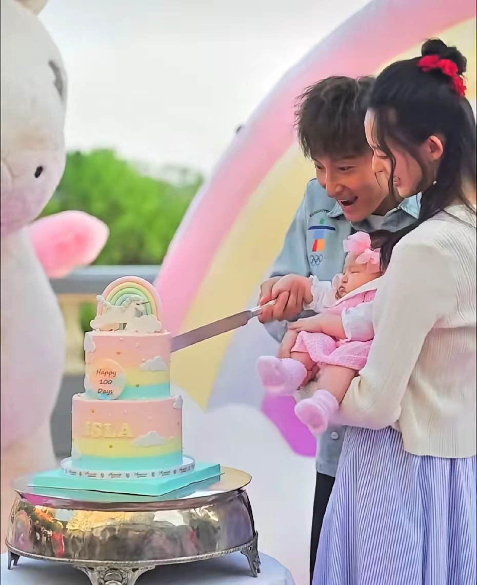方力申在香港为女儿举办百日宴，小马宝莉主题，好可爱啊！能感觉到方力申很喜欢这个孩