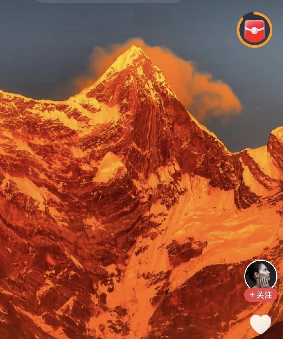 惊艳的“日照金山”刚刚看到一个视频，真是一幅惊艳的“日照金山”画面……有