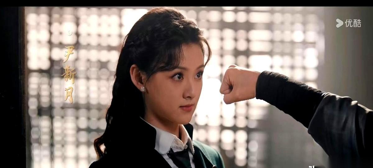十年过去，陈伟霆再次披上军装，在《九门》里演回了张启山。佛爷还是那个佛爷，但屏