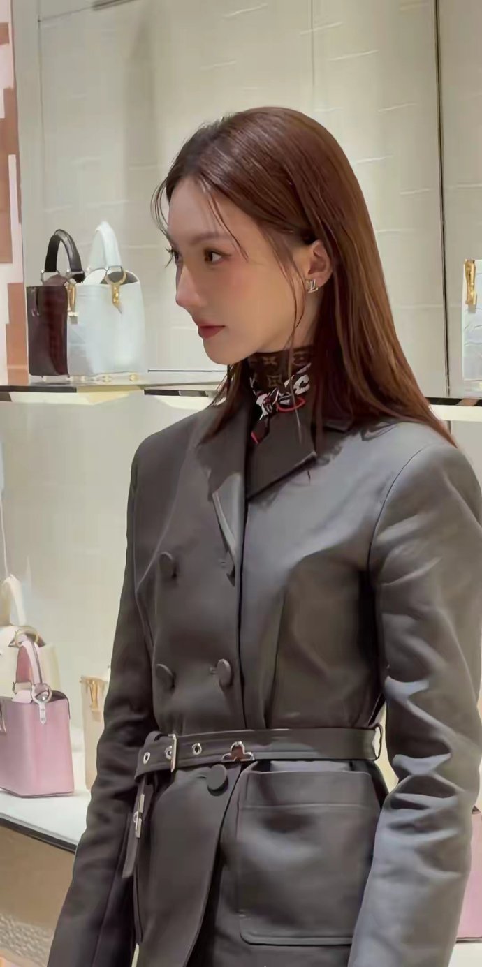 太漂亮了！金晨现身线下活动，又美又瘦身材十分高挑，状态超好的​​​