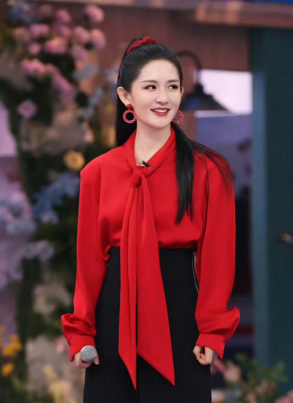 谢娜能上央视秋晚根本不是配不配！有人揪着她学历最低骂“不够格”，有人翻旧账说她