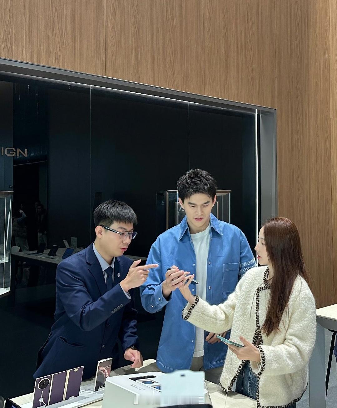 从泳池巅峰到烟火日常！杭州偶遇孙杨夫妇，手牵手逛吃超接地气。