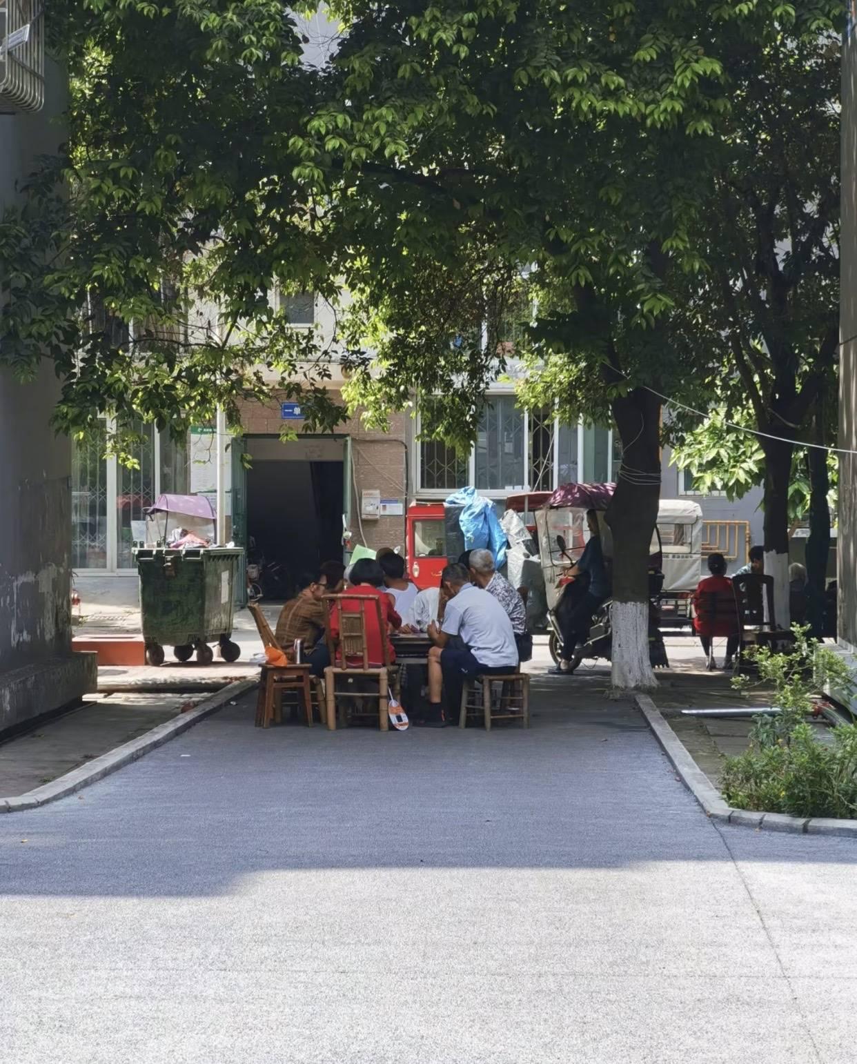 发现一个特别心酸、又格外揪心的农村现象。三伏天酷暑肆虐，城里人大肆纳凉，空调昼夜