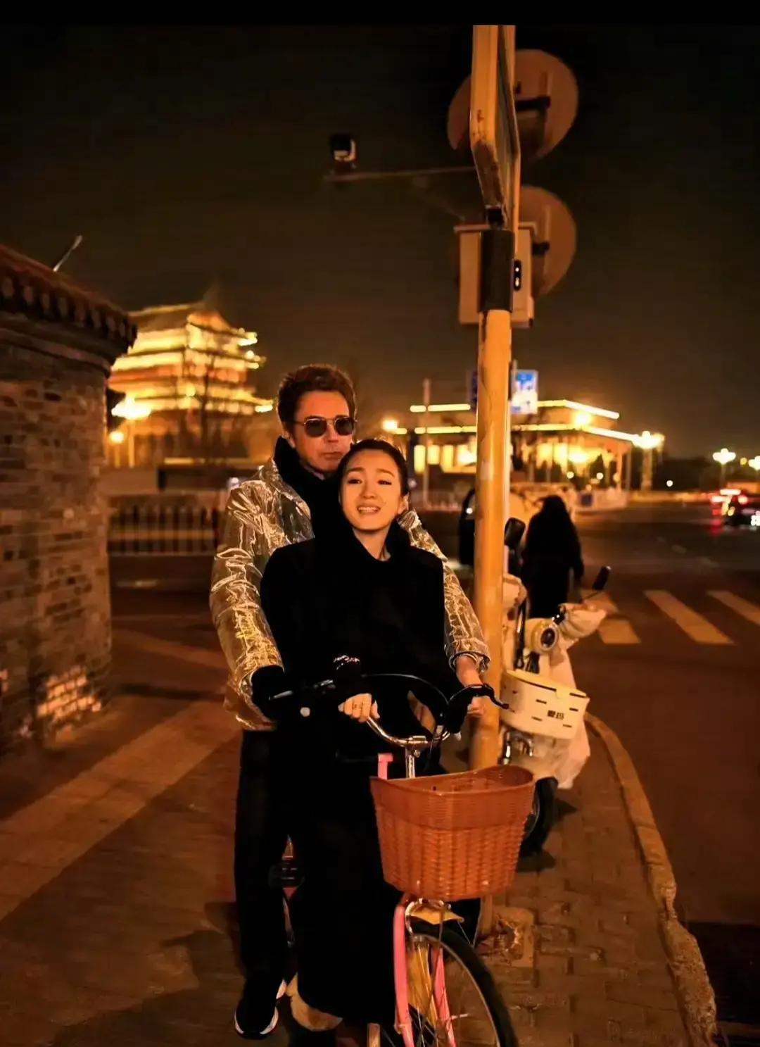 安检员拦住她先生：“请家长在黄线外等候。”他75岁。上周末巴黎机场真