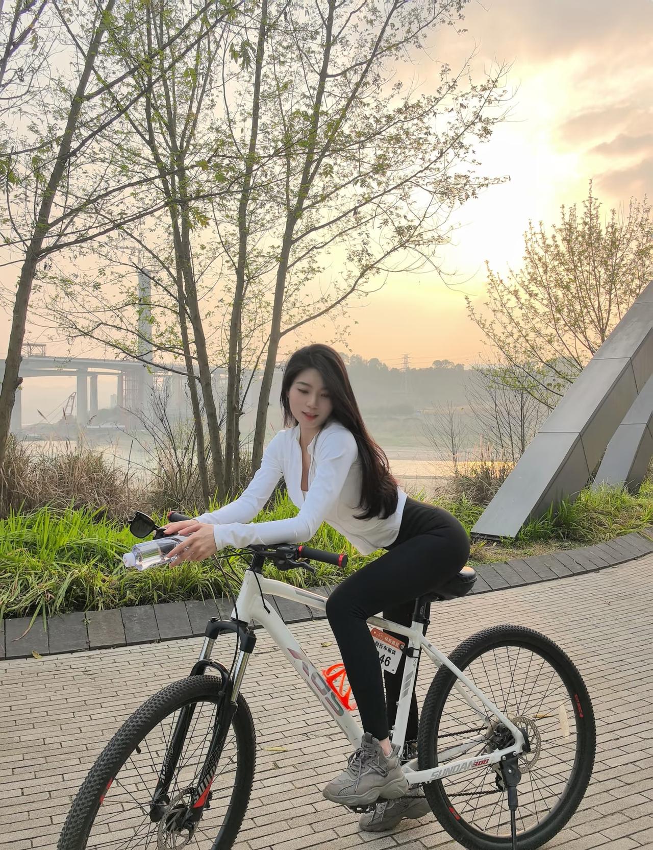 轻骑过绿野，笑语逐风轻。