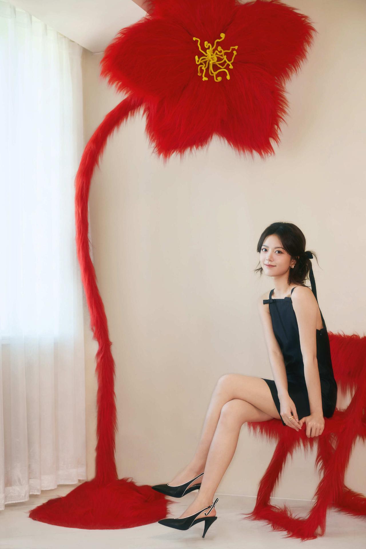 惊艳的红色羽毛装饰，时尚黑裙搭配高跟鞋，优雅气质满分！💃🌹赵今麦！