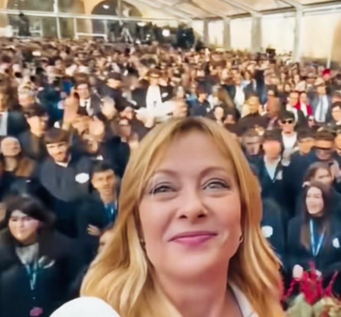 梅洛尼自拍水平怎么样啊？梅洛尼是不是感觉自己自拍的很漂亮啊？这满脸的笑容很开