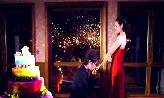 谁能想到，离婚反而让章子怡活得更通透了。春节在三亚，她素颜陪娃，裤腿蹭脏了也