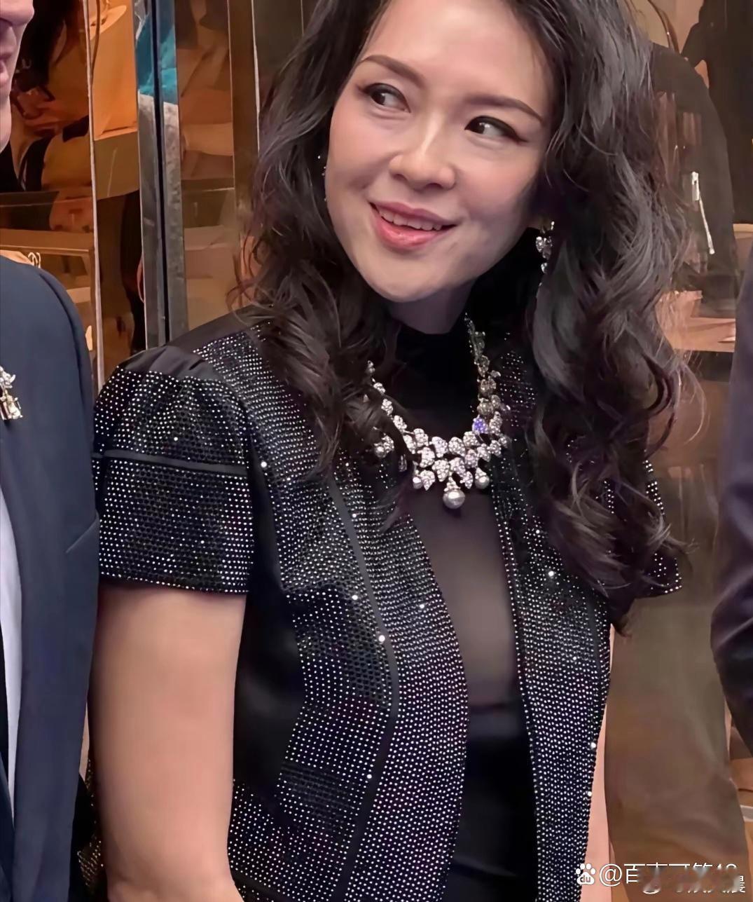 46岁章子怡成都现身，无滤镜生图全网刷屏！状态真实到完全没藏着掖着，镜头直拍下的