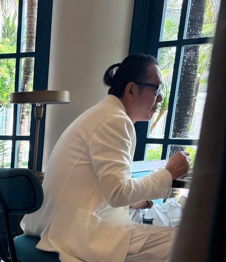 太逗了网友们纷纷在猜测，这位一直陪伴张兰身边的帅大叔是不是她的新男友啊……现