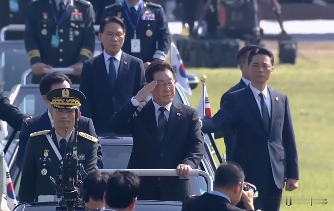 韩国举行大规模阅兵活动，以应对朝鲜即将举行的盛大阅兵活动。预计数日之后，朝鲜将举