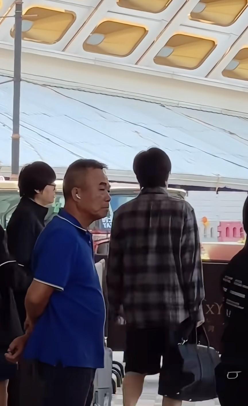 莎头回京了，起落平安，北京大满贯见！比赛结束，莎莎和头哥回京了，头哥还是一副贵