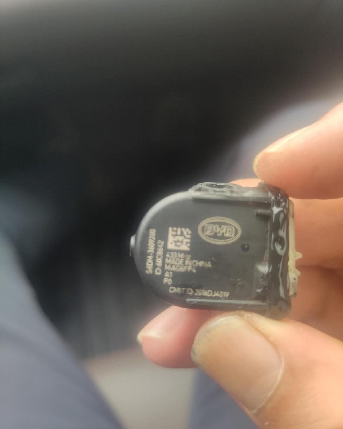 车上一个胎压传感器失灵，打电话一问，差点没把我气乐了。一个小小的传感器，报价5