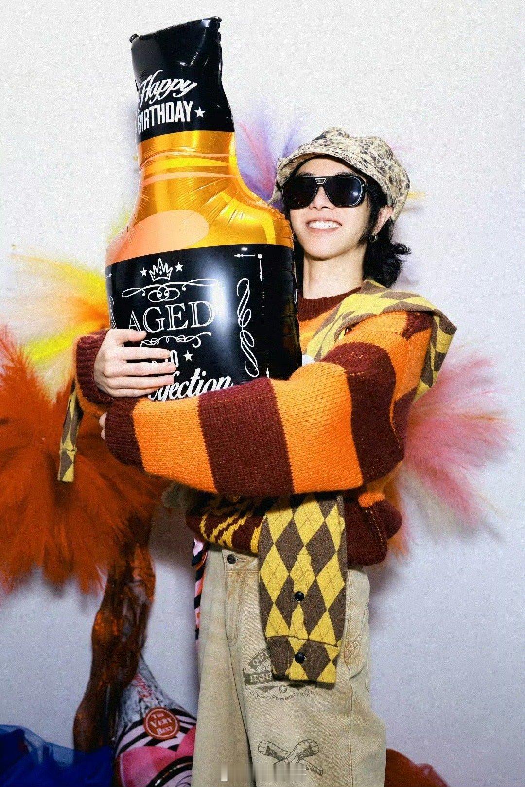 华晨宇顶流梯队常青树华晨宇出道多年，演唱会现场上座率惊人，满场皆是粉丝热情身影