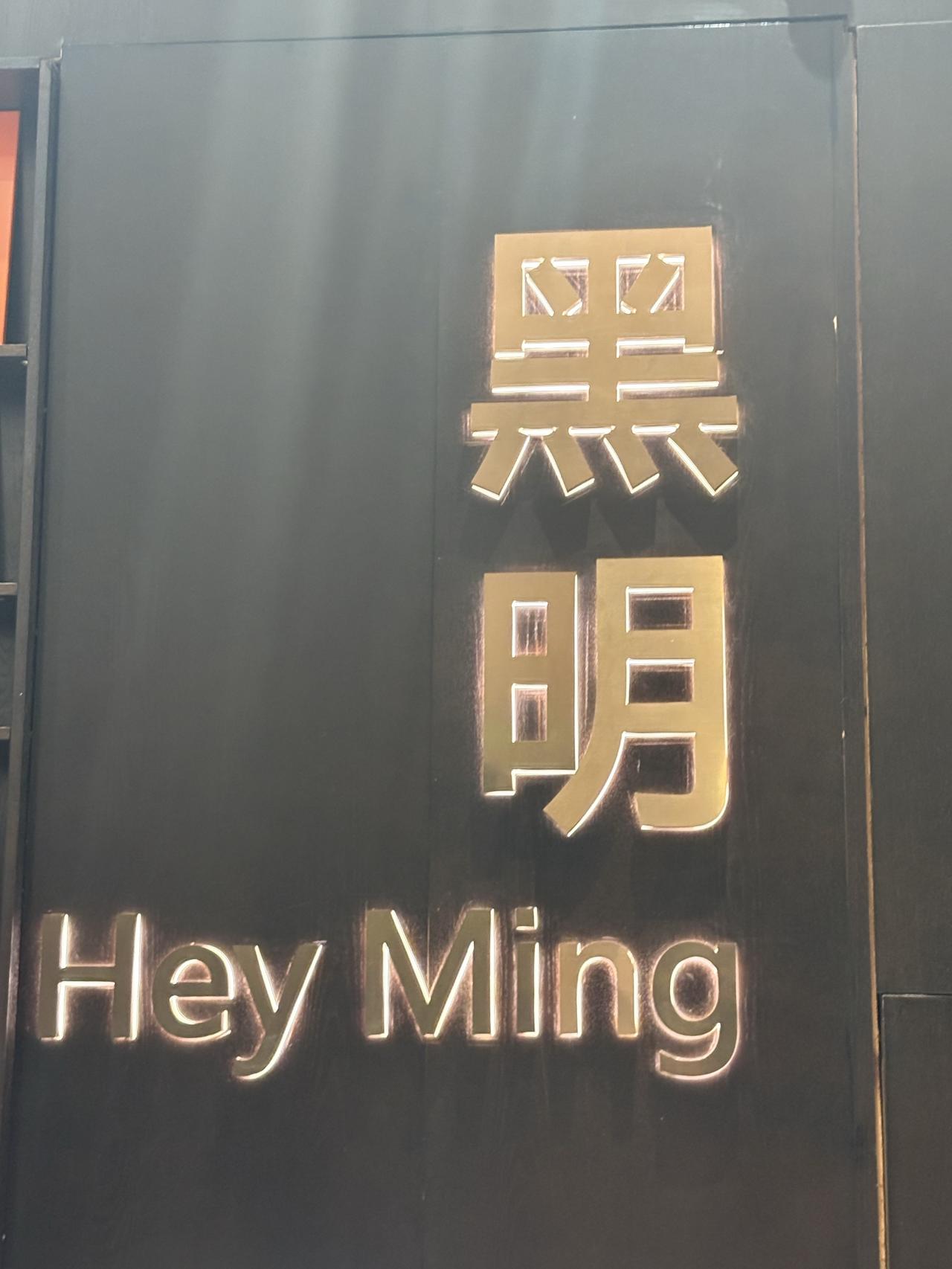 当码头工人看着最后一台重型轧机被吊装上远洋货轮时，他们嘀咕着“中国人疯了”。这些
